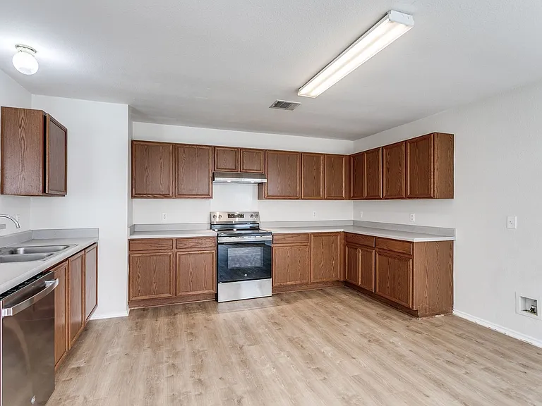 3410 Sherwin Dr — Photo 10