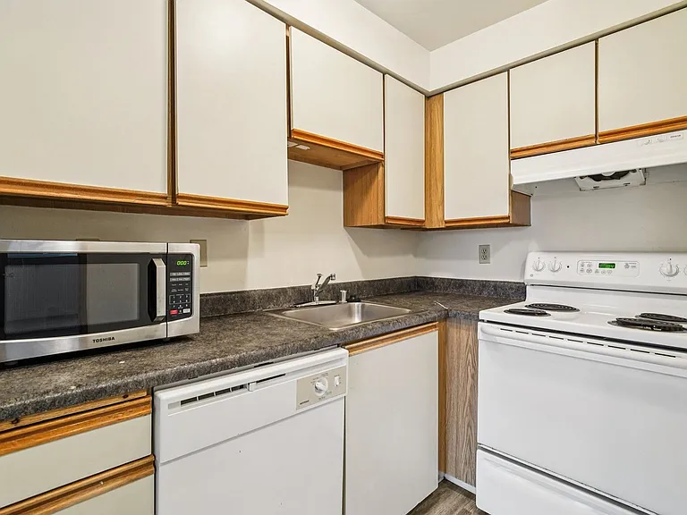 Adams Court Apartments — Photo 55