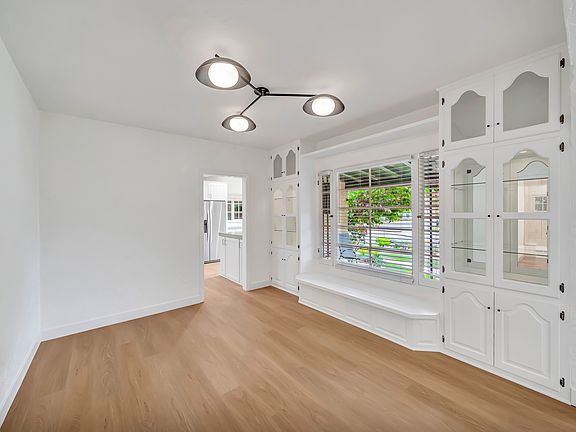 2nd image of 546 S Beachwood Dr