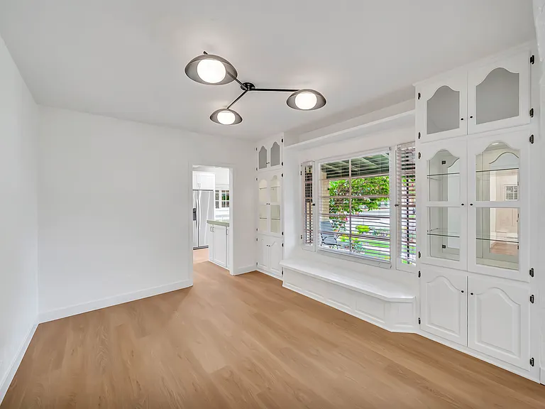 546 S Beachwood Dr — Photo 2