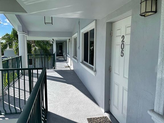4th image of 4001 NE 21st Ave APT 205