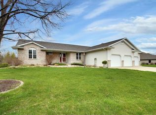 3556 Golf Wood Dr, Neenah, WI 54956