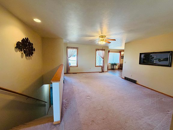 2nd image of 911 Janet Ln