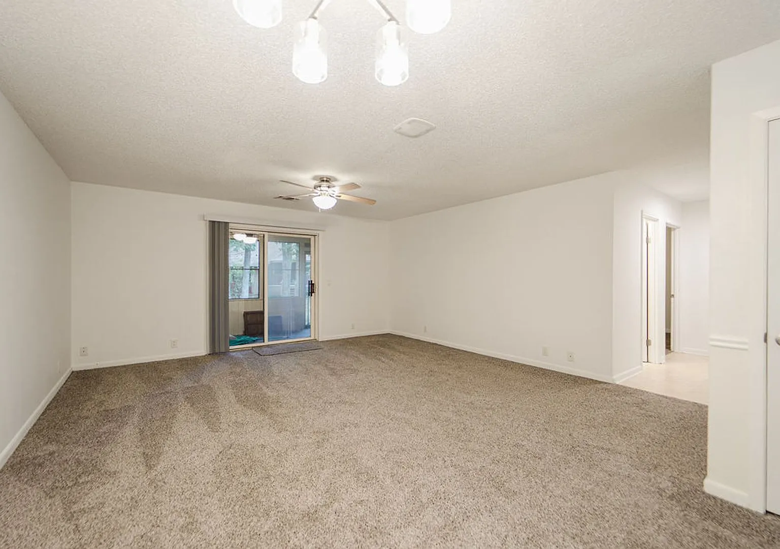 Charming 3 bedroom, 2 bathroom located in the picturesque Hot Springs Village, nearby the Coronad... — Photo 3