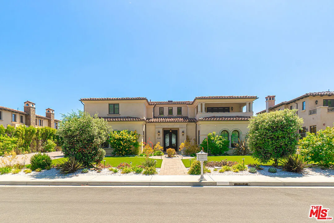 5 bed, 5.5 bath, 6068 sqft, $22,000 — Photo 2