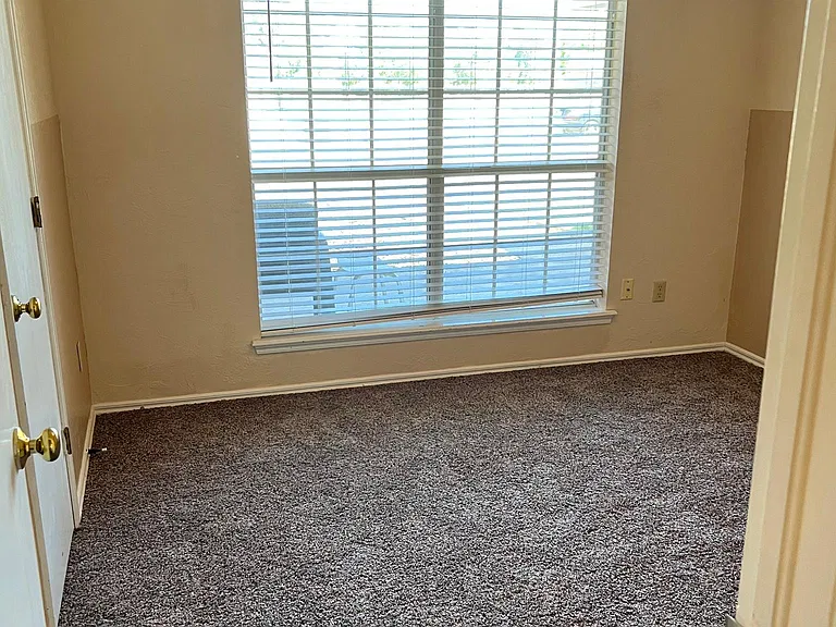 1812 Brittany Ln — Photo 9