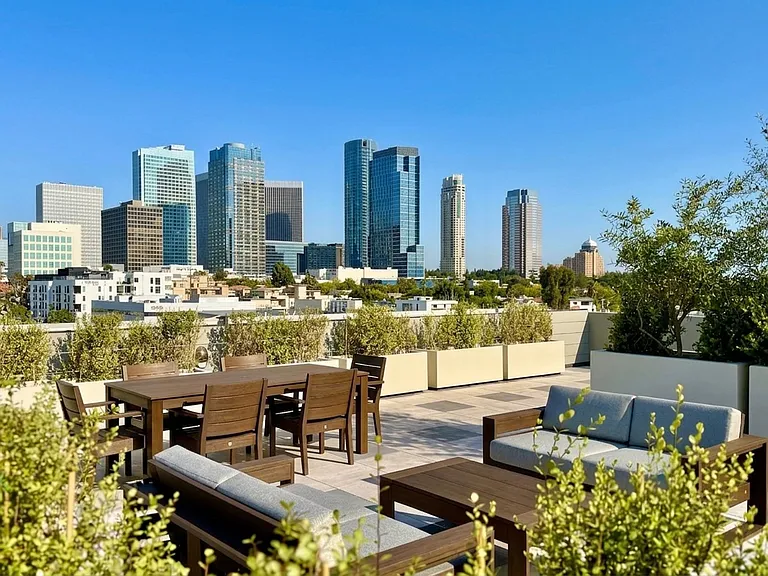 10431 Santa Monica — Photo 9