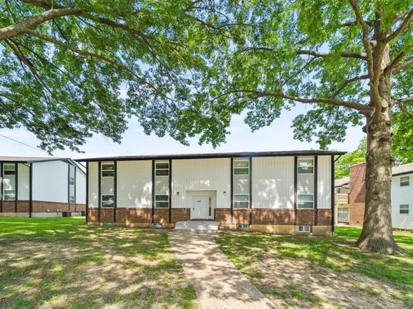 902 Twin Oaks Ter, Harrisonville, MO 64701