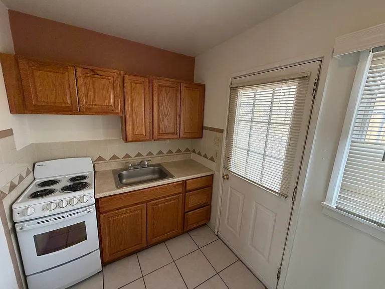 1 Bedroom W/ Large Yard, Storage & Carport In Great North Unm Area — Photo 4