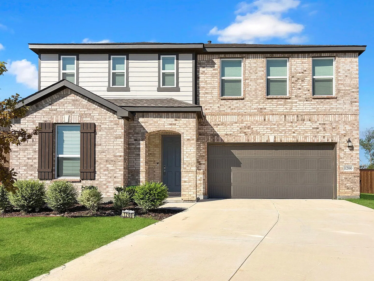 3 bed, 2.5 bath, 2800 sqft, $2,800 — Photo 2