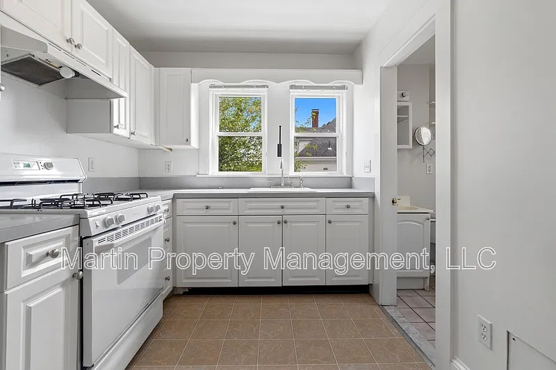 3 bed, 1.0 bath, 1800 sqft, $2,800 — Photo 2