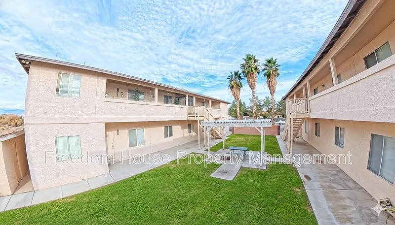 3 bed, 2.0 bath, 1077 sqft, $1,395 — Photo 2