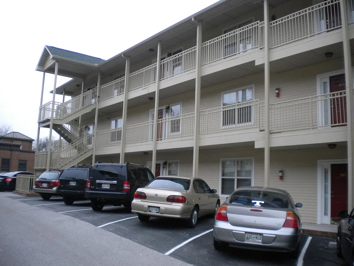 3 bed, 1045 sqft, $1,590 — Photo 2