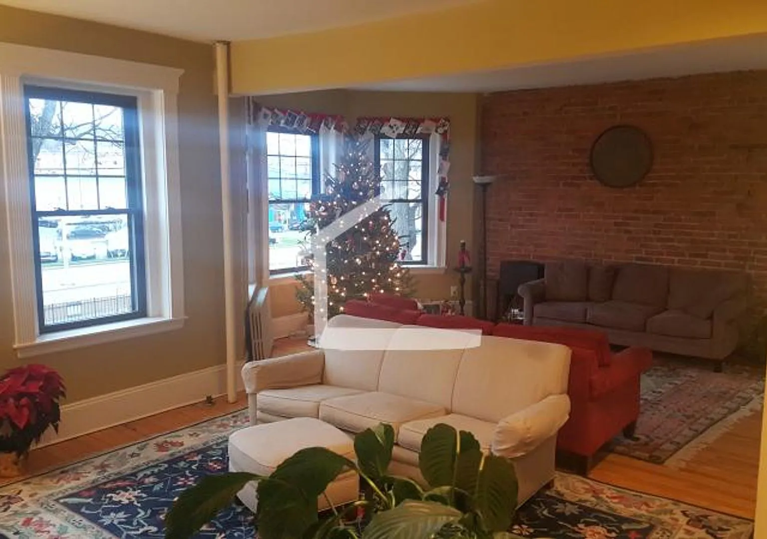 Charming 4 Bedroom-No Broker Fee — Photo 3