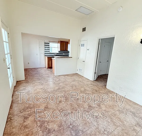 321 S Stone Ave #4 — Photo 5