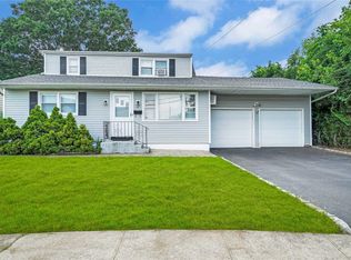 15 Bernard St, Massapequa, NY 11758