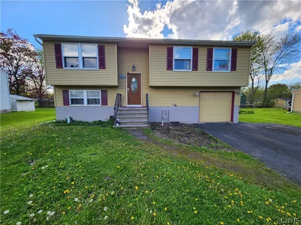 8085 Thurston Dr, Cicero, NY 13039