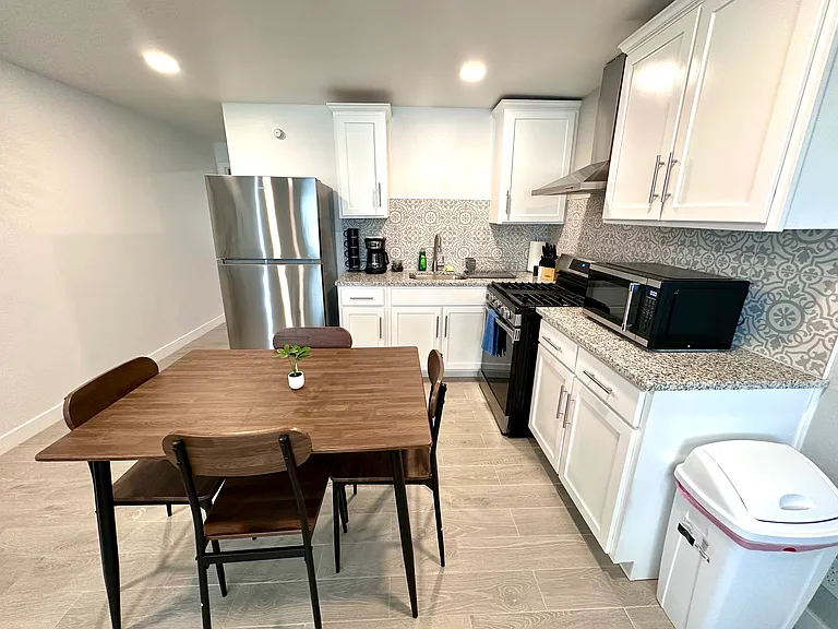Full Kitchen with Dining Table