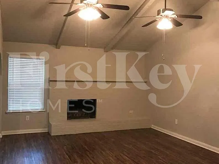 732 NW Ann Lois Ln — Photo 2