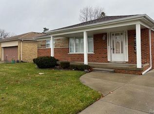 28376 Palm Beach Dr, Warren, MI 48093