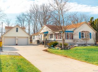 8515 Lake Rd, Grosse Ile, MI 48138