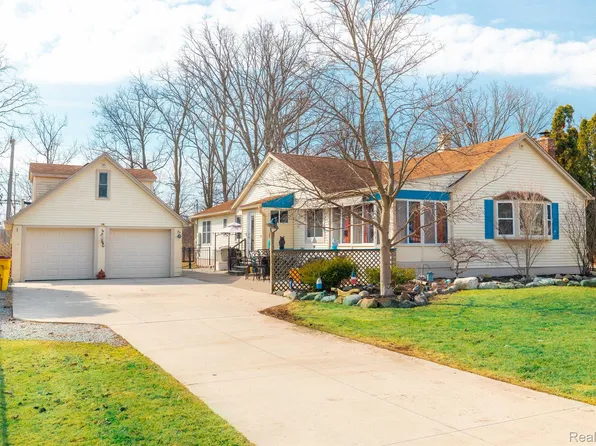 8515 Lake Rd, Grosse Ile, MI 48138