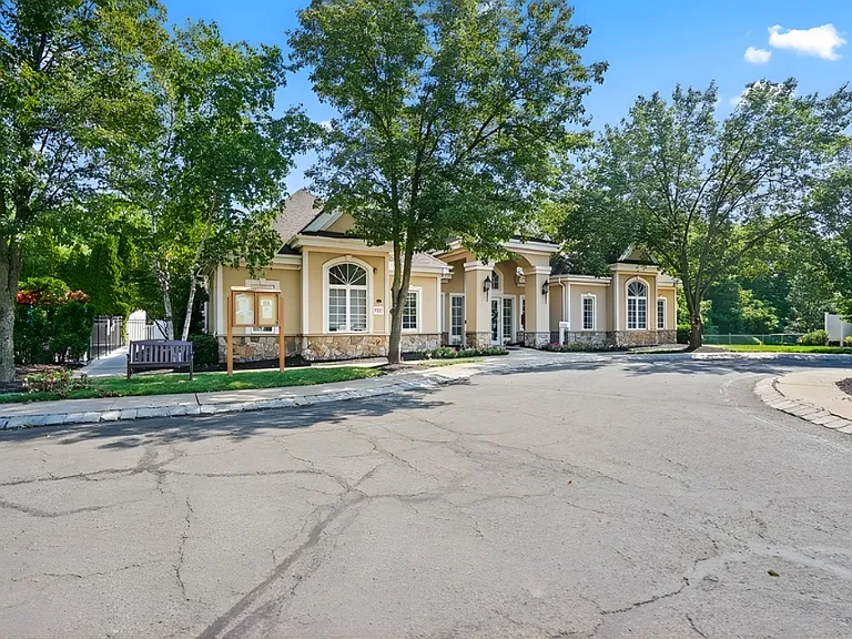 107 Brittany Ct — Photo 22