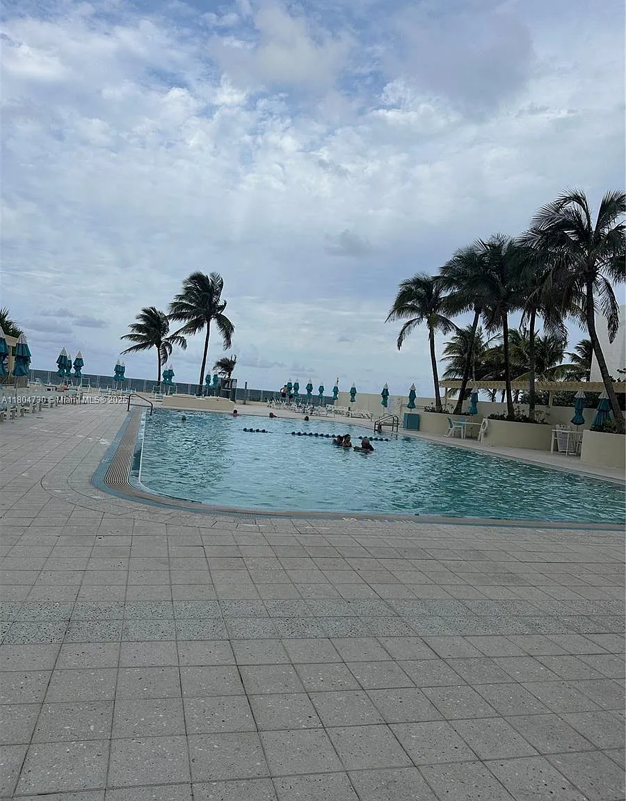 Wave Condo — Photo 1