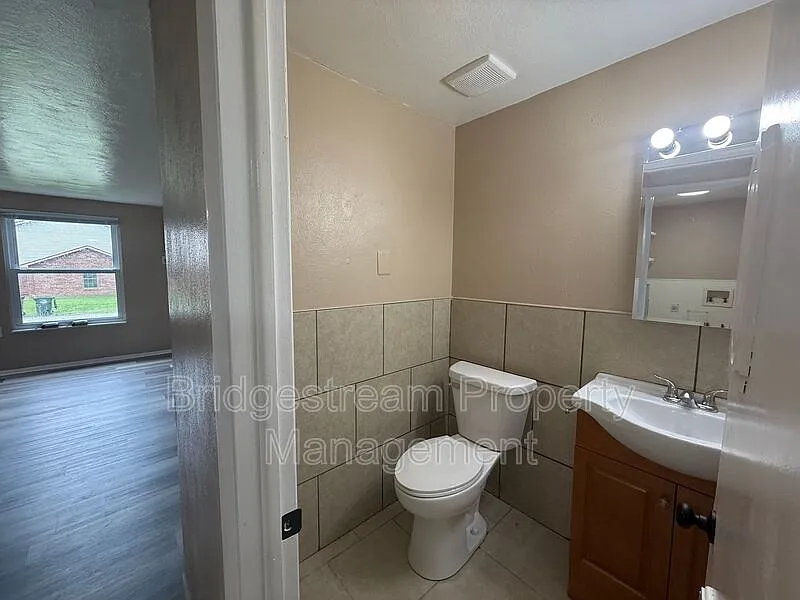 2 bed, 1.0 bath, $1,095 — Photo 3