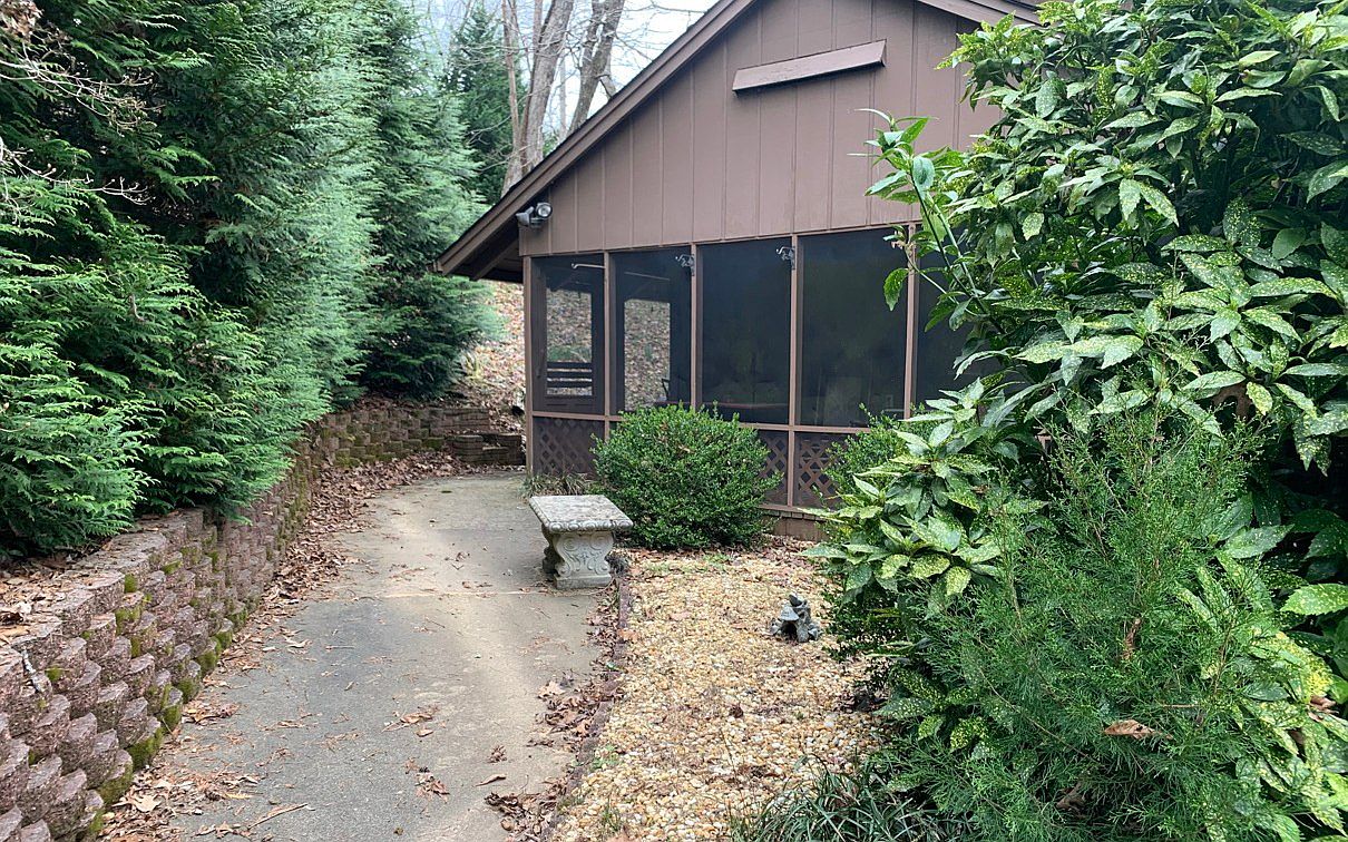Under 150K Sunday c. 1937 Rustic Cottage For Sale in Murphy, NC