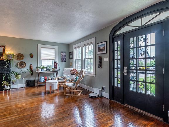 3rd image of 209 S Cornell Cir