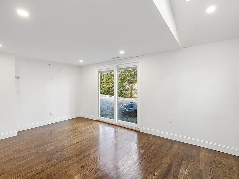 9 Glen Ave #A — Photo 11