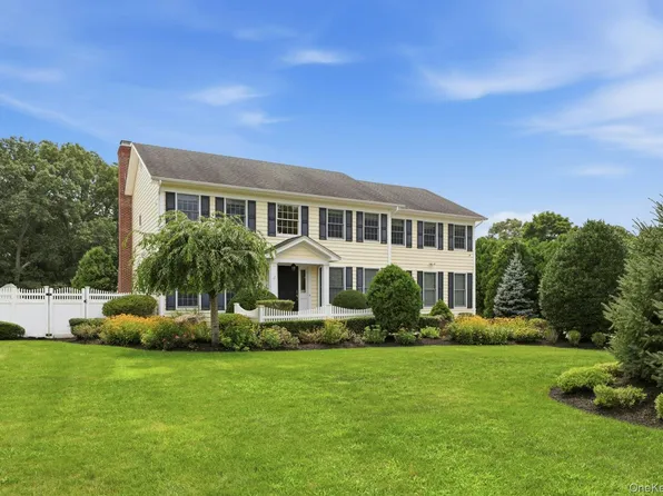 28 Spruce Street, Selden, NY 11784