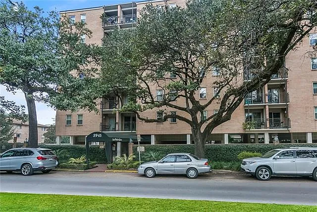 3915 Saint Charles Ave #407