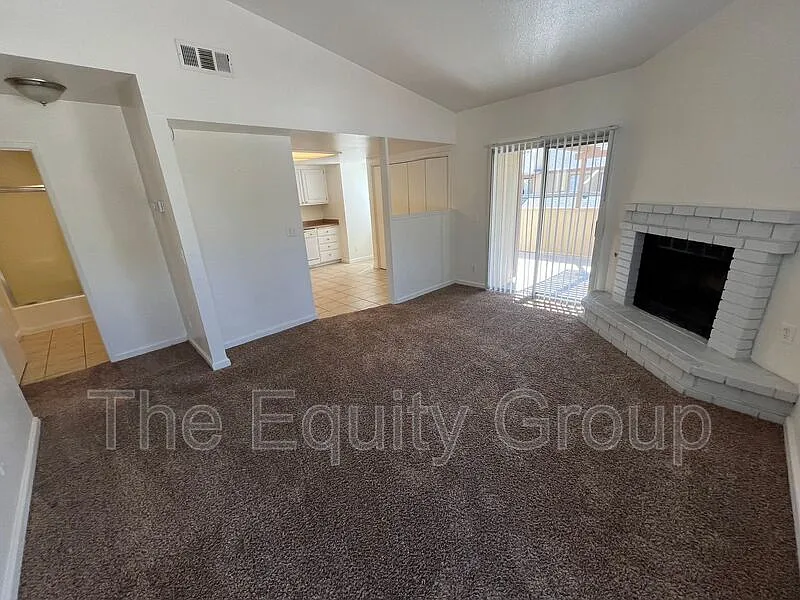 2 bed, 1.0 bath, 877 sqft, $1,340 — Photo 3