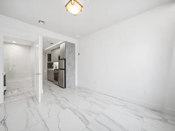 152 Boerum Street image 8 of 15