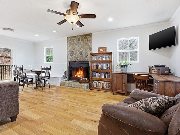 5th image of 315 Valley Dr