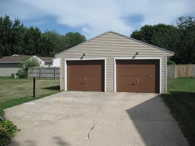 3914 Sturgis Dr — Photo 2