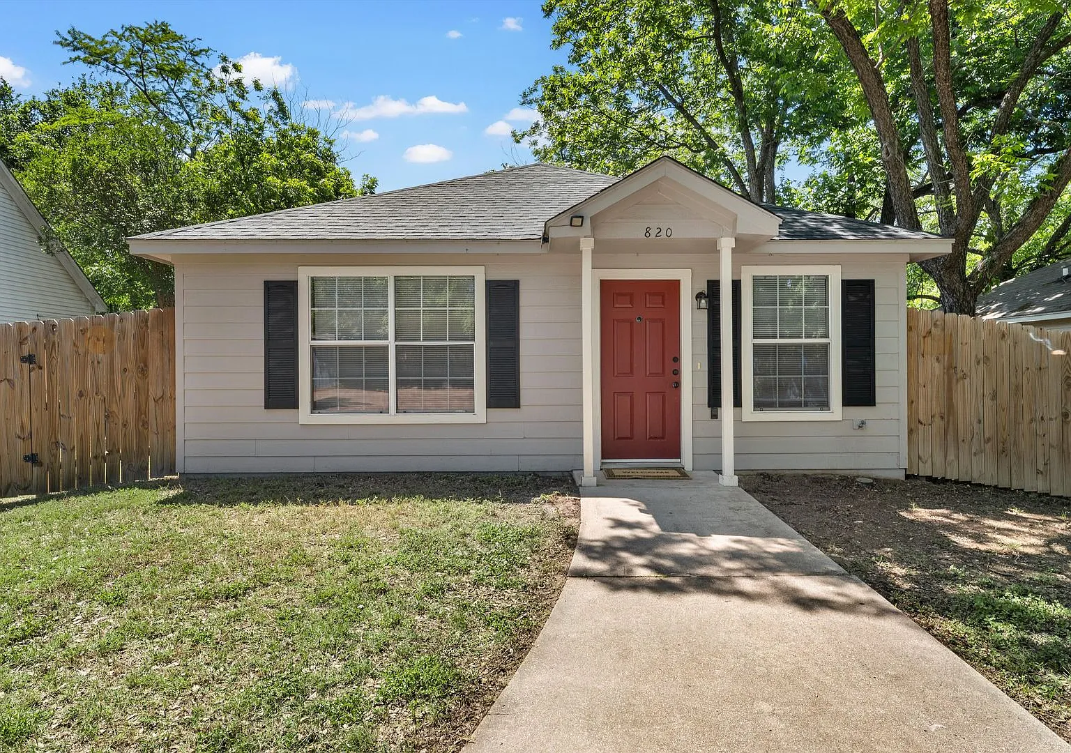Beautiful 3 Bed 2 Bath Home Available for Rent! — Photo 1