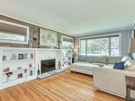 2nd image of 98 Burkedale Cres