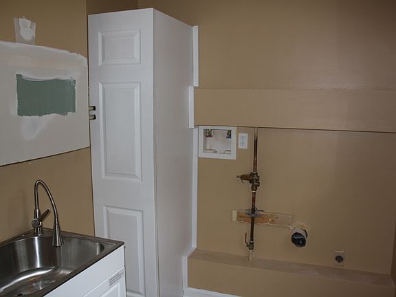 side entry laundry/utility