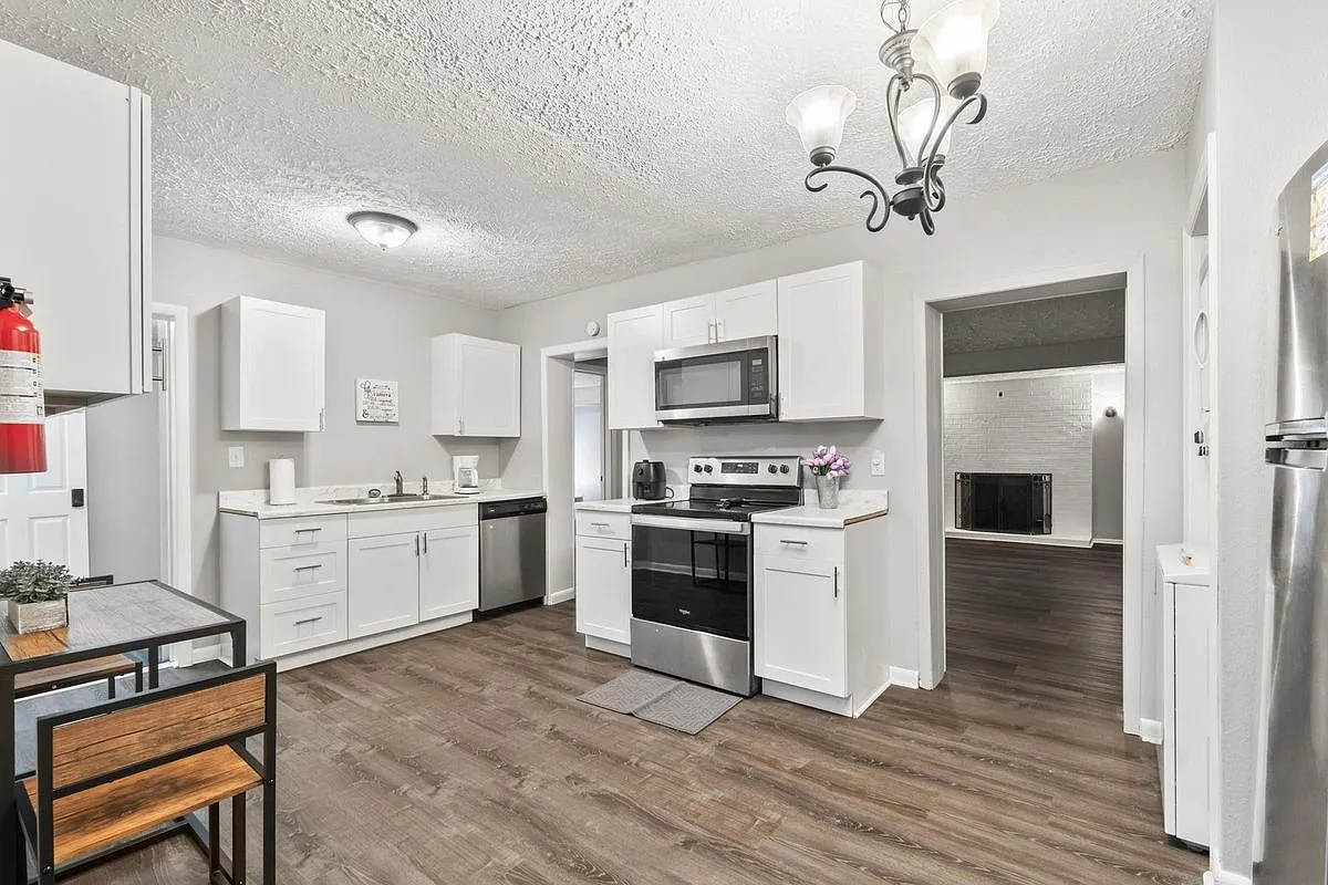 6 bed, 2.0 bath, 1592 sqft, $2,100 — Photo 3