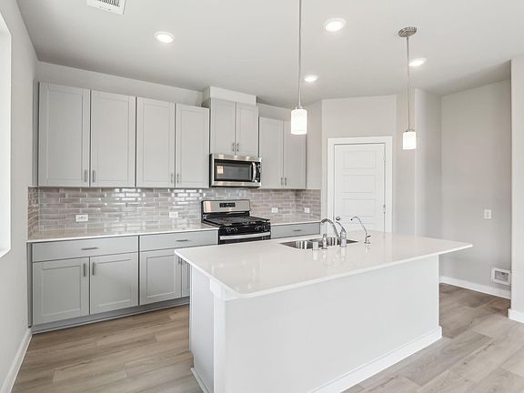 4th image of 1003 Cedar Place Ln