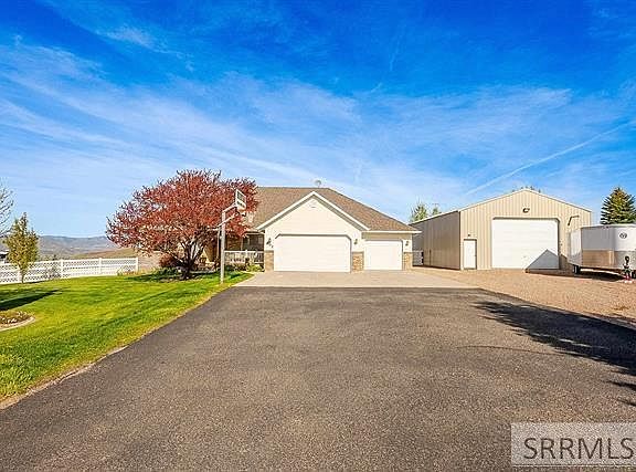 2nd image of 802 E Madlee Rd