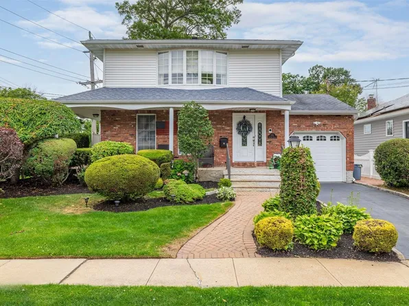 1712 Parkview Avenue, Seaford, NY 11783