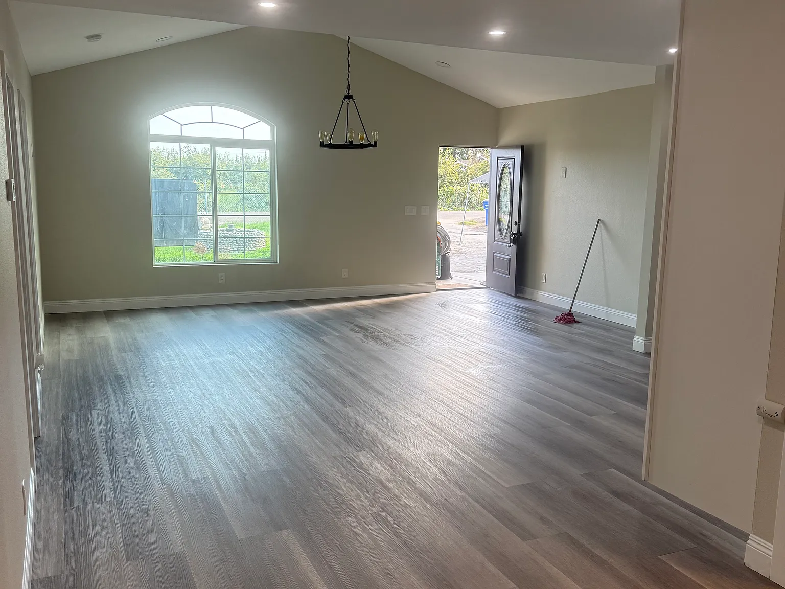 4 bed, 1745 sqft, $2,500 — Photo 2