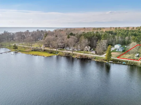 8136 W Arrowhead Rd, Manistique, MI 49854