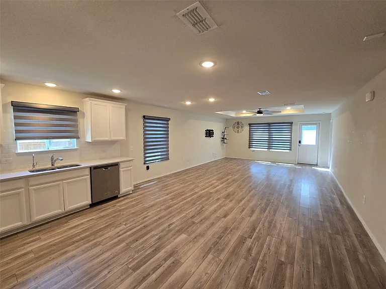1126 Ainsley Ln — Photo 2