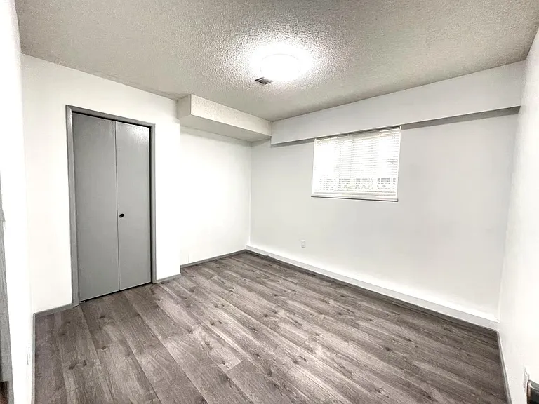33 Woodstock Ave W — Photo 2