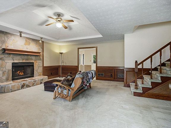 3rd image of 1151 Rocky Rd